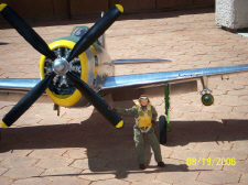 Pilot_posing_in_front_of_his_P-47_2.jpg (225979 bytes)